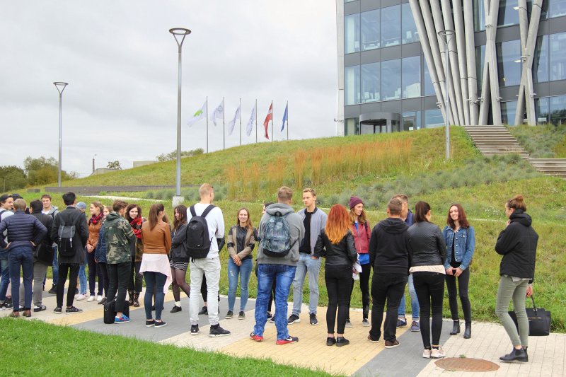 Studenti pie Latvijas Universitātes Akadēmiskā centra Dabas mājas. null