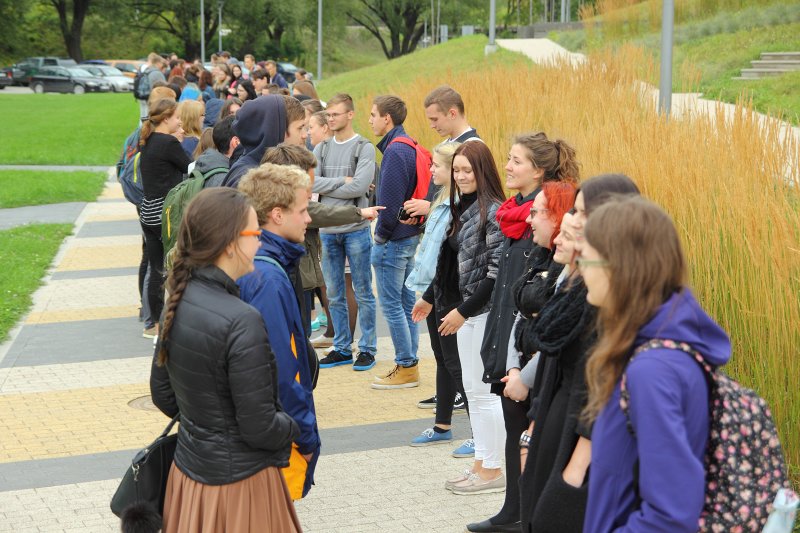 Studenti pie Latvijas Universitātes Akadēmiskā centra Dabas mājas. null
