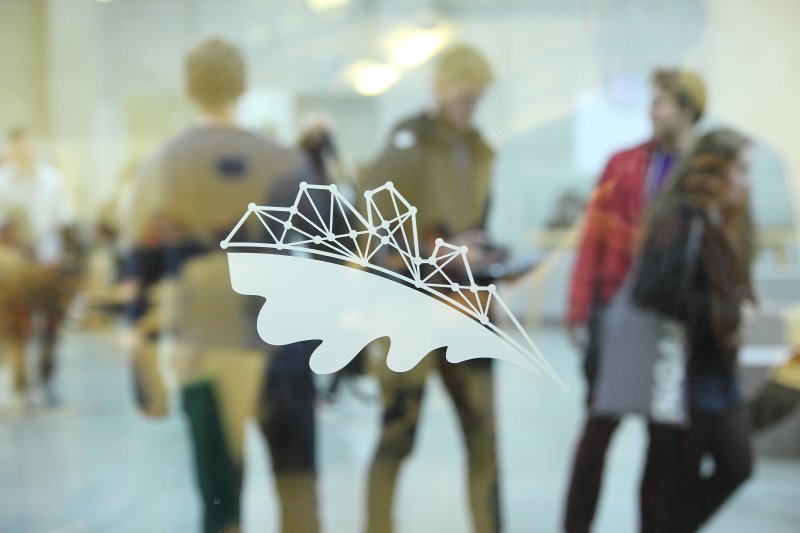 Latvijas Universitātes Akadēmiskā centra simbols uz stikla Dabas mājā. null