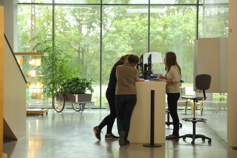 Studenti Latvijas Universitātes Akadēmiskā centra Dabas mājas bibliotēkā (Dabaszinātņu bibliotēkā). null