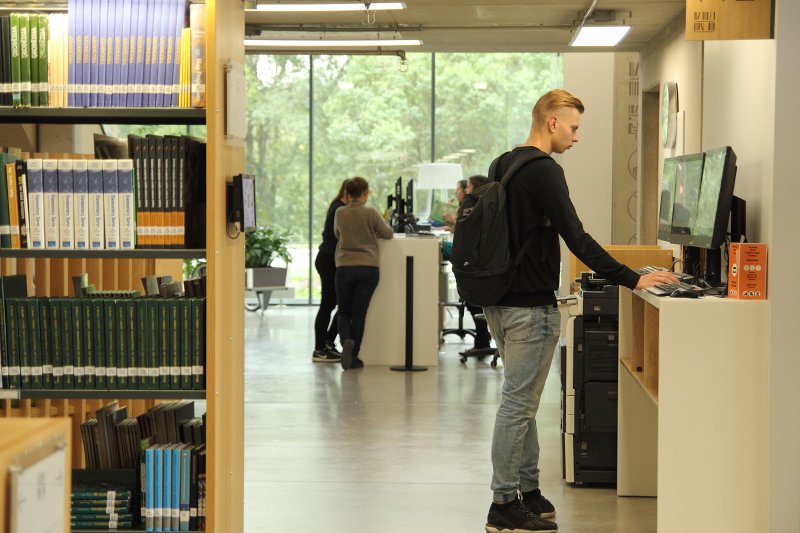 Studenti Latvijas Universitātes Akadēmiskā centra Dabas mājas bibliotēkā (Dabaszinātņu bibliotēkā). null