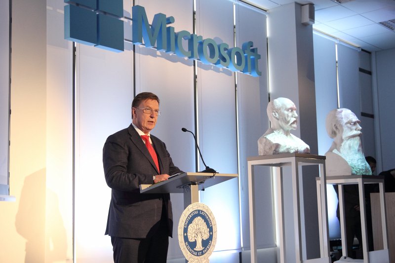 Latvijas Universitātes un Microsoft Inovāciju centra atklāšana (Kalpaka bulvārī 4). Ministru prezidents Māris Kučinskis.