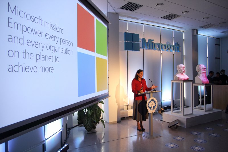 Latvijas Universitātes un Microsoft Inovāciju centra atklāšana (Kalpaka bulvārī 4). Microsoft vadītāja Austrumeiropas reģionā Anke den Audena (Anke den Ouden).