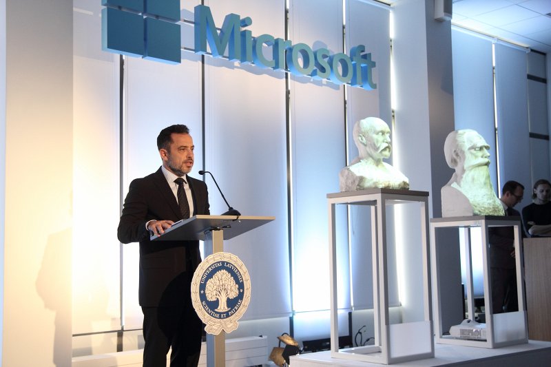 Latvijas Universitātes un Microsoft Inovāciju centra atklāšana (Kalpaka bulvārī 4). Microsoft publiskā sektora vadītājs Centrālajā un Austrumeiropā Kostas Lukas (Kostas Loukas).
