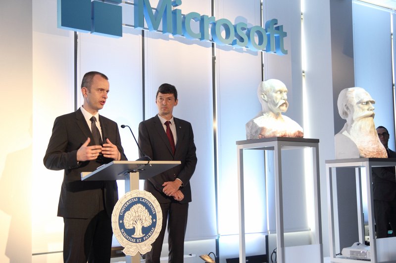 Latvijas Universitātes un Microsoft Inovāciju centra atklāšana (Kalpaka bulvārī 4). SQUALIO cloud consulting valdes loceklis, IT risinājumu attīstības vadītājs Aigars Jaundālders (pa kreisi) un 
Sabiedrības Tilde  vadītājs Andrejs Vasiļjevs.