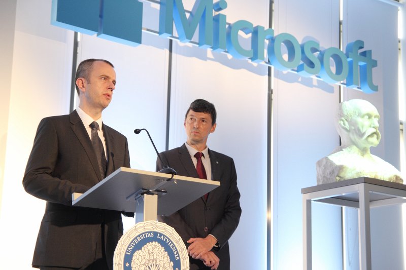 Latvijas Universitātes un Microsoft Inovāciju centra atklāšana (Kalpaka bulvārī 4). SQUALIO cloud consulting valdes loceklis, IT risinājumu attīstības vadītājs Aigars Jaundālders (pa kreisi) un 
Sabiedrības Tilde  vadītājs Andrejs Vasiļjevs.