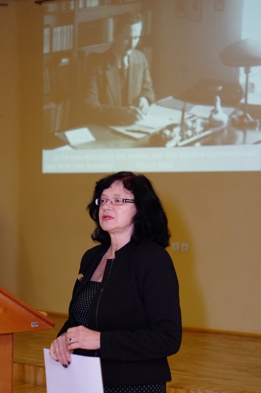Kārļa Egles 130. gadadienai veltīta starptautiska zinātniskā konference Latvijas Universitātes Akadēmiskajā bibliotēkā. Latvijas Universitātes Akadēmiskās bibliotēkas Misiņa bibliotēkas galvenā bibliotekāre Maija Krekle.