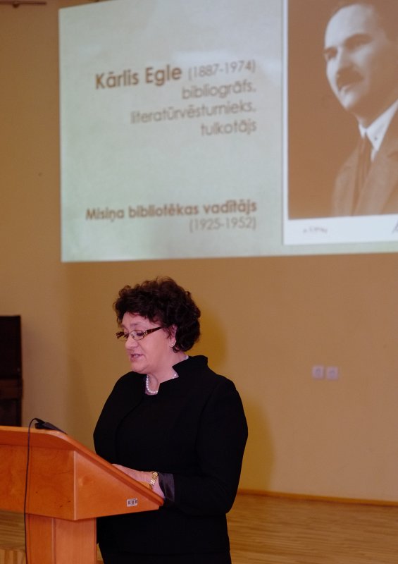 Kārļa Egles 130. gadadienai veltīta starptautiska zinātniskā konference Latvijas Universitātes Akadēmiskajā bibliotēkā. Latvijas Universitātes Akadēmiskās bibliotēkas Misiņa bibliotēkas vadītāja Gunta Jaunmuktāne.
