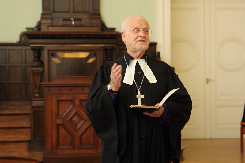Latvijas Universitātes 98. gadadienai veltīts svētbrīdis. LU Teoloģijas fakultātes docents Juris Cālītis.