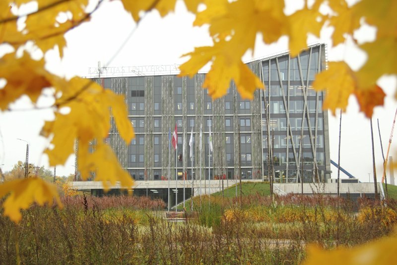 Latvijas Universitātes Dabas māja rudenī. null