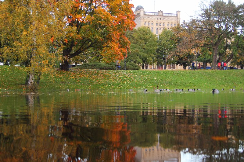 Latvijas Universitātes galvenā ēka rudenī. null