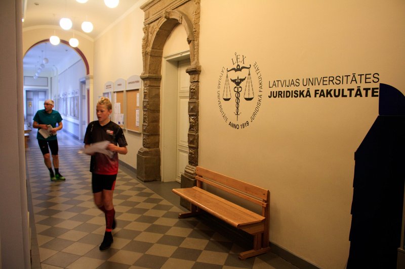 Latvijas Telpu orientēšanās kausa 2. posms Latvijas Universitātes galvenajā ēkā. null