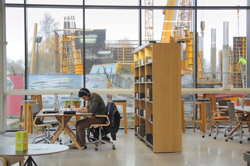 Bibliotēka Latvijas Universitātes Dabas mājā, aiz loga - Zinātņu mājas būvniecība. null