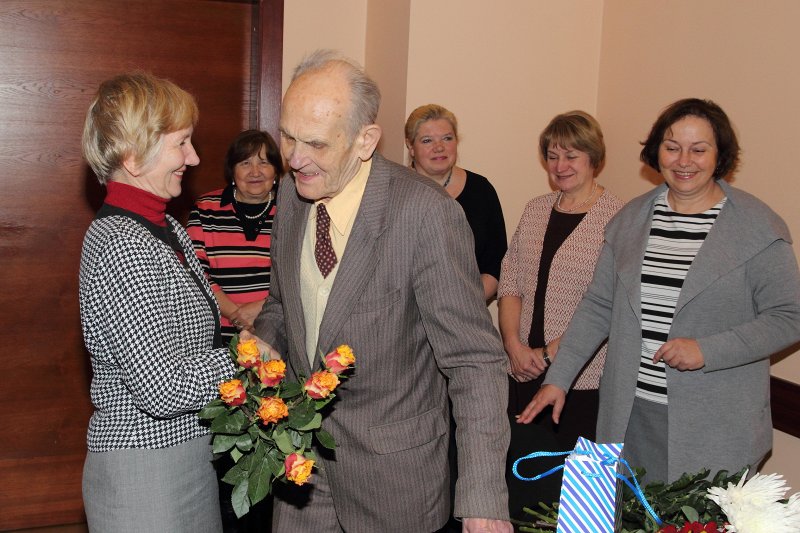 Andreja Skujas sveikšana sakarā ar ilgu darba mūžu Latvijas Universitātē. null