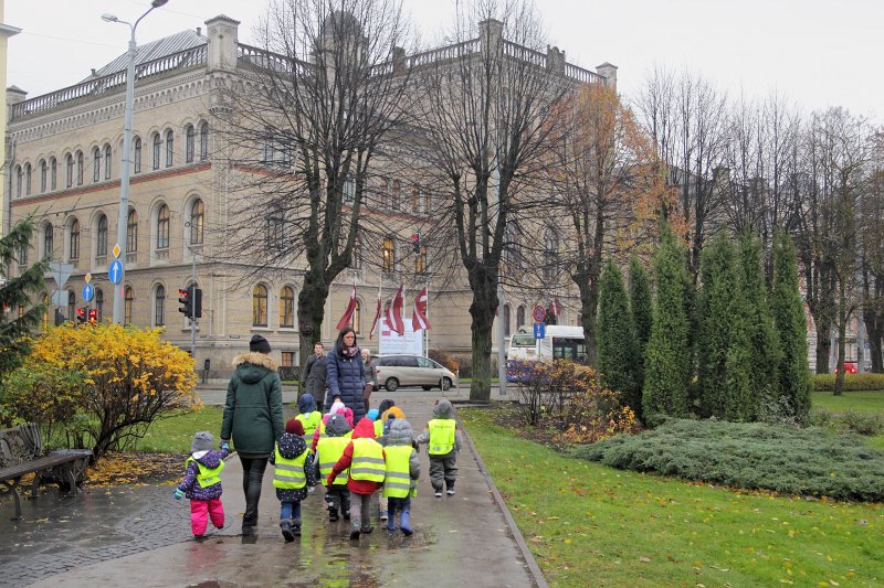 Bērni dodas uz Latvijas Universitāti null