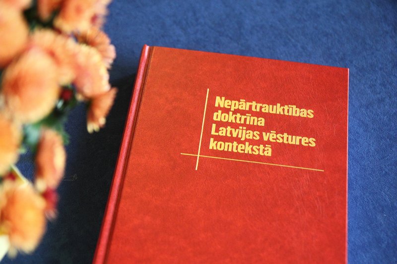 Monogrāfijas «Nepārtrauktības doktrīna Latvijas vēstures kontekstā» atvēršanas pasākums. Grāmatas vāks.