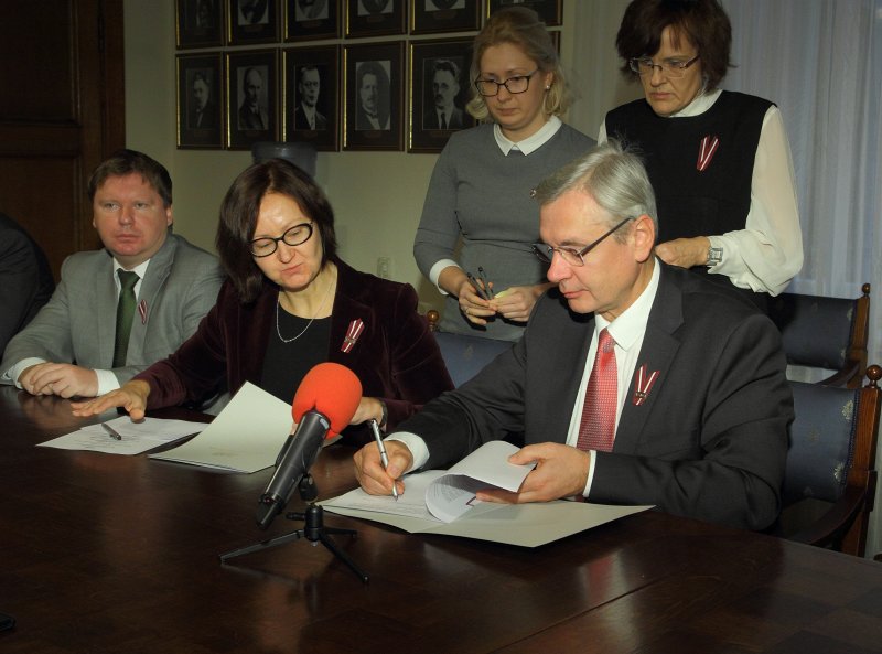 Latvijas Republikas Izglītības un zinātnes ministrijas un 12 Latvijas augstskolu vienošanās parakstīšana par labu praksi ārvalstu studējošo piesaistē. Izglītības un zinātnes ministrs Kārlis Šadurskis paraksta vienošanos.