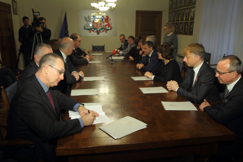 Latvijas Republikas Izglītības un zinātnes ministrijas un 12 Latvijas augstskolu vienošanās parakstīšana par labu praksi ārvalstu studējošo piesaistē. null