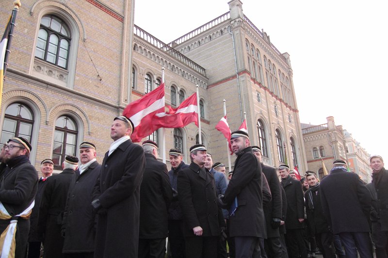 Akadēmisko mūža organizāciju gājiens no Latvijas Universitātes galvenās ēkas uz Rīgas Brāļu kapiem, godinot par Latvijas neatkarību kritušos. null