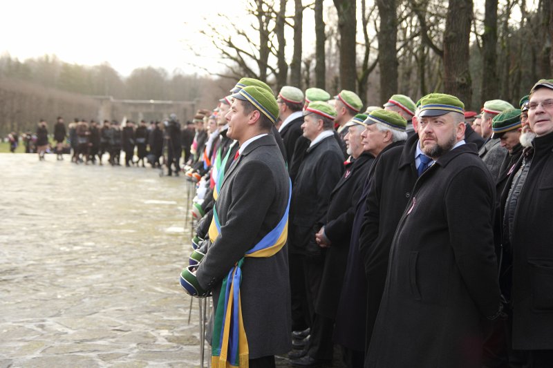 Akadēmisko mūža organizāciju gājiens no Latvijas Universitātes galvenās ēkas uz Rīgas Brāļu kapiem, godinot par Latvijas neatkarību kritušos. null