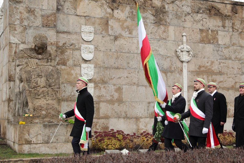 Akadēmisko mūža organizāciju gājiens no Latvijas Universitātes galvenās ēkas uz Rīgas Brāļu kapiem, godinot par Latvijas neatkarību kritušos. null