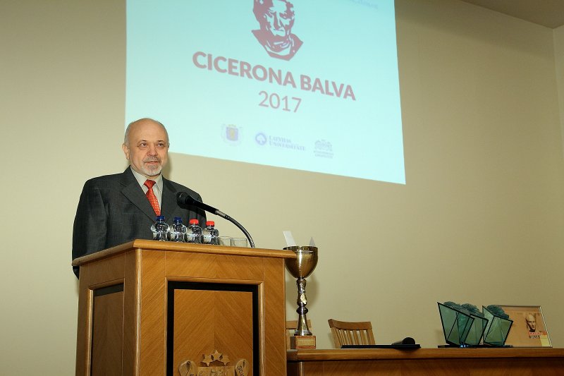 Cicerona balvas pasniegšanas ceremonija Latvijas Zinātņu akadēmijā. Cicerona balvas žūrijas atbildīgais sekretārs Miervaldis Mozers.