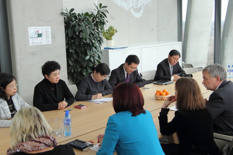 Pekinas Starptautisko studiju universitātes (Beijing International Studies University) delegācijas vizīte Latvijas Universitātē. null