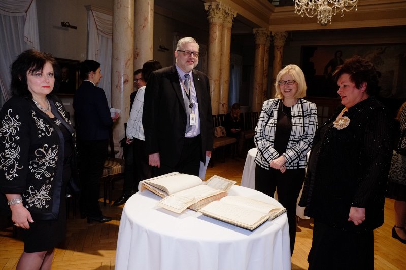 UNESCO programmas «Pasaules atmiņa» Latvijas nacionālā reģistra jauno nomināciju atklāšanas pasākums Rīgas vēstures un kuģniecības muzejā. LU Akadēmiskās bibliotēkas Rokrakstu un reto grāmatu nodaļas vadītāja 
Aija Taimiņa, UNESCO Latvijas Nacionālās komisijas Zināšanu sabiedrības 
programmu padomes priekšsēdētājs Andris Vilks, LU prorektore humanitāro 
un izglītības zinātņu jomā Ina Druviete, LU Akadēmiskās bibliotēkas 
direktore Venta Kocere.