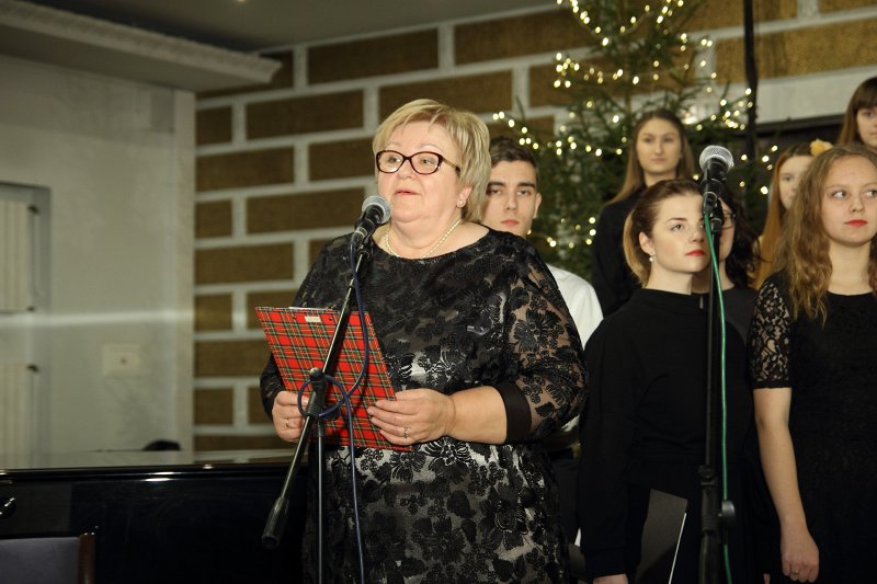 Ziemassvētku koncerts Latvijas Universitātes senioriem. LU Sociālā dienesta vadītāja Astra Kravčenko.