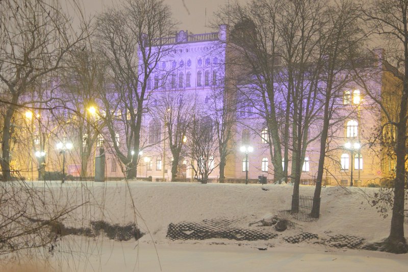 Latvijas Universitātes galvenā ēka ziemā. null