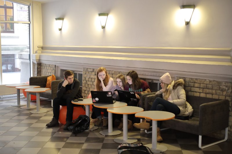 Studenti Latvijas Universitātes galvenās ēkas atpūtas telpā. null