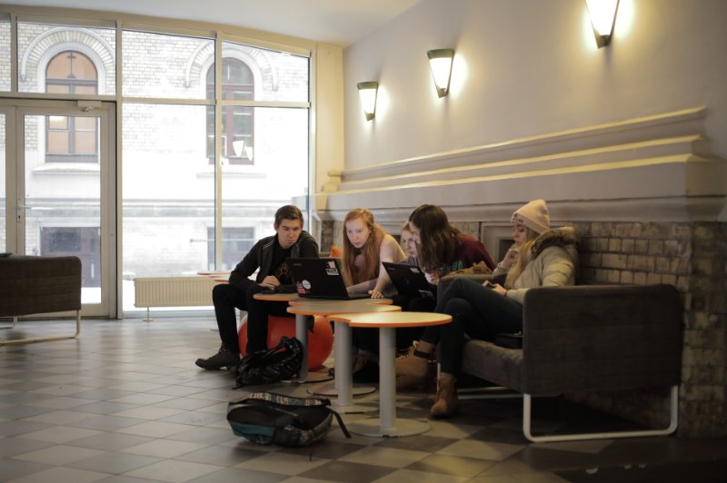 Studenti Latvijas Universitātes galvenās ēkas atpūtas telpā. null