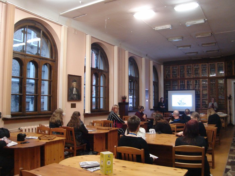 LU Bibliotēkas galvenā bibliotekāre Ilze Veigura un LU Bibliotēkas bibliotekāre Agra Blūma iepazīstina Starptautiskā studentu simpozija BOBCATSSS dalībniekus ar LU  Bibliotēkas Bibliotēku Raiņa bulvārī. null