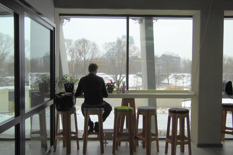 Students pie loga Latvijas Universitātes Dabas mājā. null