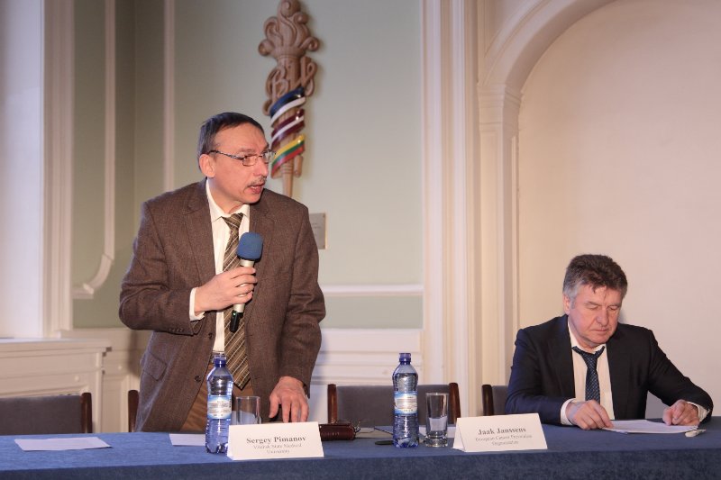 Starptautiskais kuņģa vēža profilakses pētniecības forums. No kreisās: Sergejs Pimanovs (Sergey Pimanov)(Vitebskas Valsts medicīniskā universitāte) un Jāks Jansens (Jaak Janssens)(Eiropas Vēža profilakses organizācija).