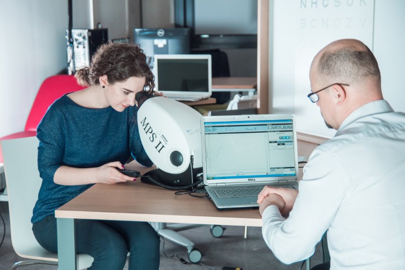 Latvijas Universitātes Fizikas, matemātikas un optometrijas fakultātes Optometrijas un redzes zinātnes nodaļā. null