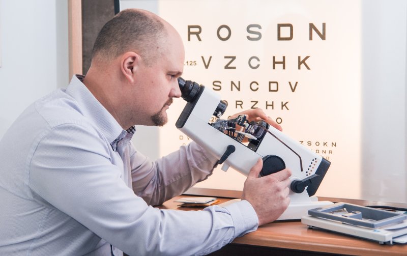 Latvijas Universitātes Fizikas, matemātikas un optometrijas fakultātes Optometrijas un redzes zinātnes nodaļā. Optometrijas un redzes zinātnes nodaļas doc. Gatis Ikaunieks.