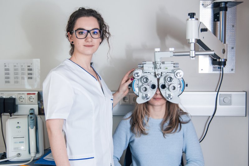 Latvijas Universitātes Fizikas, matemātikas un optometrijas fakultātes Optometrijas un redzes zinātnes nodaļā. Optometrijas un redzes zinātnes nodaļas zinātniskā asistente Karola Panke.