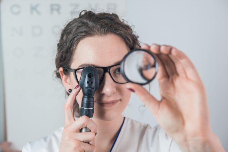 Latvijas Universitātes Fizikas, matemātikas un optometrijas fakultātes Optometrijas un redzes zinātnes nodaļā. Optometrijas un redzes zinātnes nodaļas zinātniskā asistente Karola Panke.