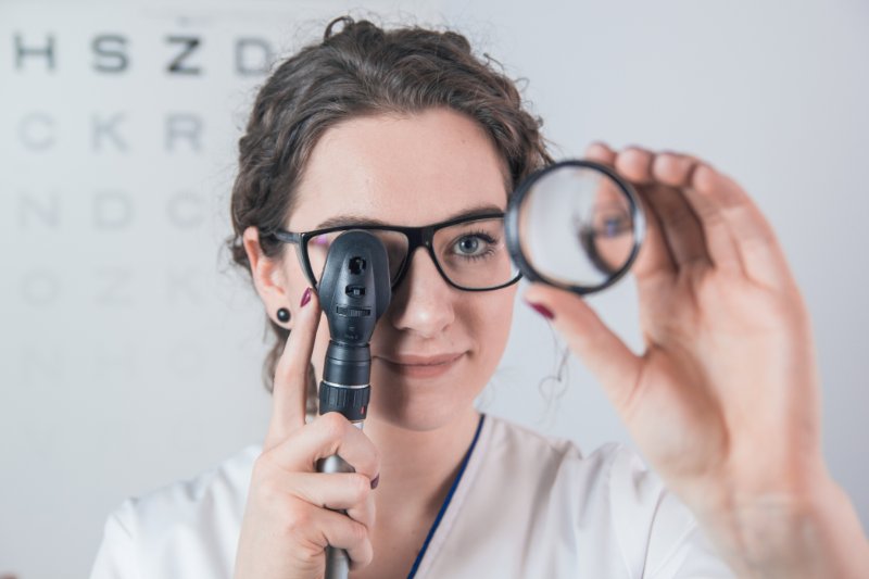 Latvijas Universitātes Fizikas, matemātikas un optometrijas fakultātes Optometrijas un redzes zinātnes nodaļā. Optometrijas un redzes zinātnes nodaļas zinātniskā asistente Karola Panke.