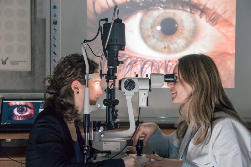 Latvijas Universitātes Fizikas, matemātikas un optometrijas fakultātes Optometrijas un redzes zinātnes nodaļā. null