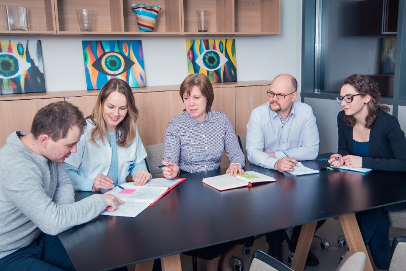 Latvijas Universitātes Fizikas, matemātikas un optometrijas fakultātes Optometrijas un redzes zinātnes nodaļā. Optometrijas un redzes zinātnes nodaļas lektore Anete Petrova, vadītāja prof. Gunta Krūmiņa, doc. Gatis Ikaunieks, zinātniskā asistente Karola Panke.