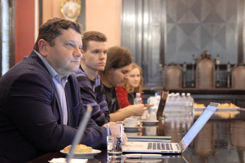 Latvijas Universitātes Studentu padomes un LU vadības pārstāvju tikšanās, lai pārrunātu iespējamu studiju programmu apvienošanu. null