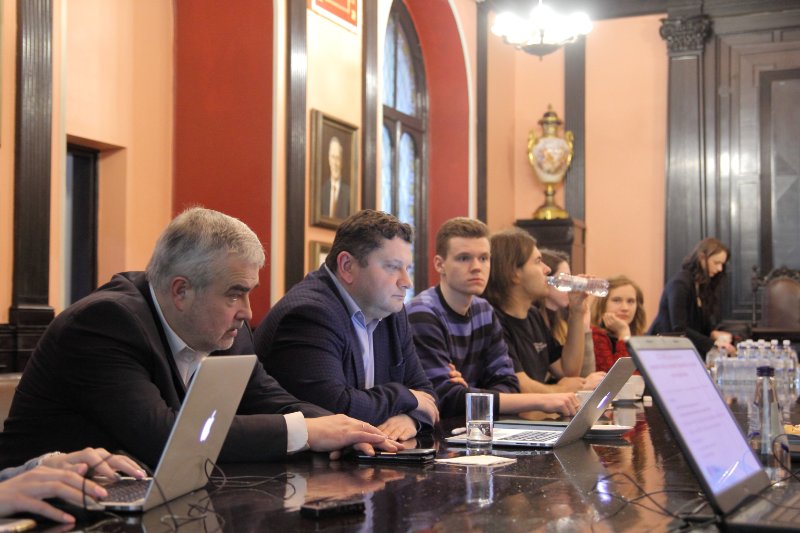 Latvijas Universitātes Studentu padomes un LU vadības pārstāvju tikšanās, lai pārrunātu iespējamu studiju programmu apvienošanu. null