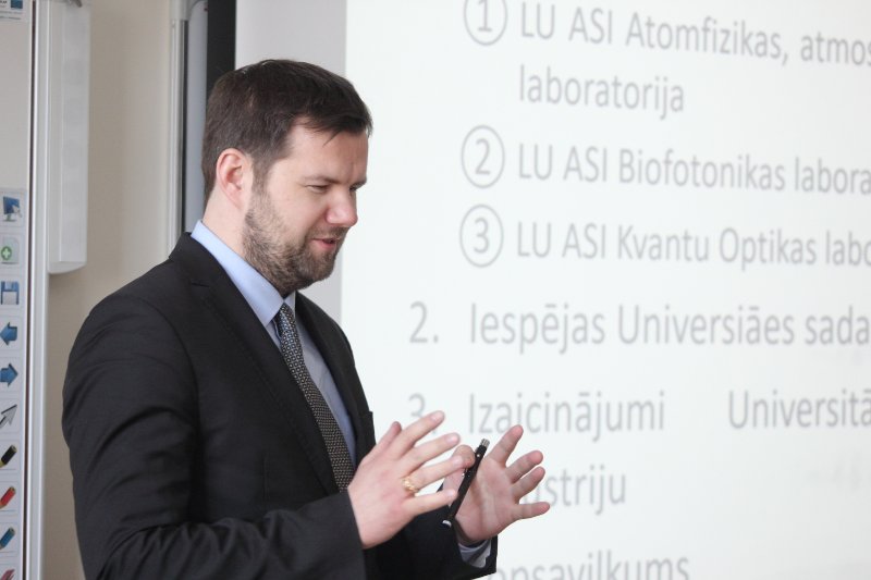 Latvijas Universitātes 76. starptautiskās zinātniskās konferences sesija «Latvijas Universitāte: Zinātne industrijas attīstībai». Aigars Atvars, vadošais pētnieks, Atomfizikas un spektroskopijas institūts, Kvantu optikas laboratorija.