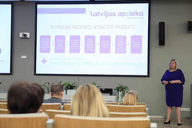 Latvijas Universitātes pētnieku izstrādātās bezmaksas lietotnes cilvēkiem ar putekšņu izraisītām alerģijām PASYFO atklāšana. SIA 'Latvijas aptieka' pārstāve Zita Jēkabsone.