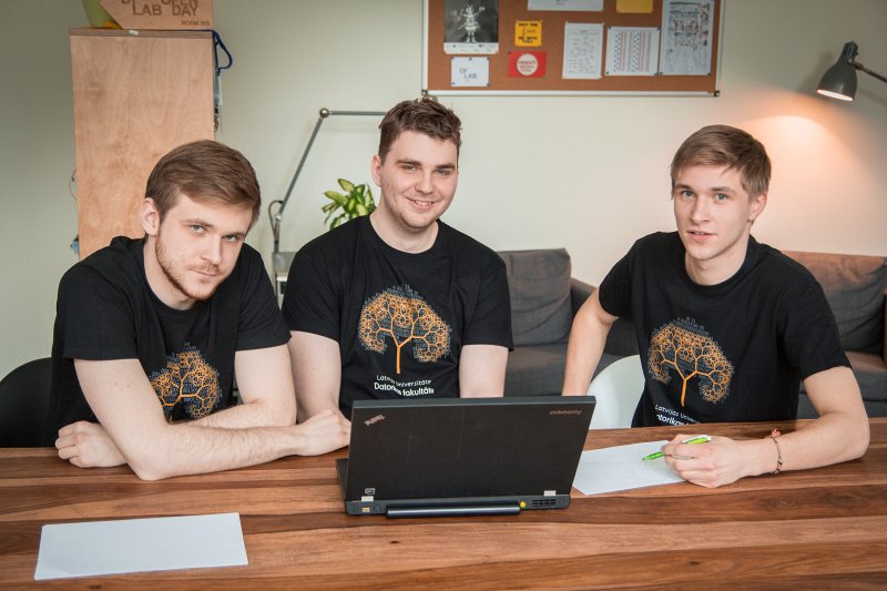 Latvijas Universitātes Datorikas fakultātes studentu komanda dalībai ACM ICPC programmēšanas sacensībās pirms došanās uz finālu Ķīnā. Vladislavs Kļevickis,
Kristaps Čivkulis,
Nikita Larka.