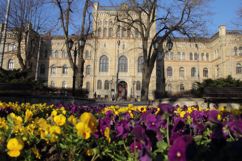 Latvijas Universitātes galvenā ēka pavasarī. null