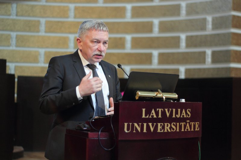 Latvijas Universitātes Satversmes sapulces sēde. LU rektors prof. Indriķis Muižnieks.
