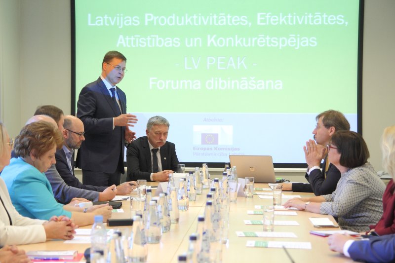 Latvijas Produktivitātes, Efektivitātes, Attīstības un Konkurētspējas (LV PEAK) foruma dibināšana. EK viceprezidents Valdis Dombrovskis.